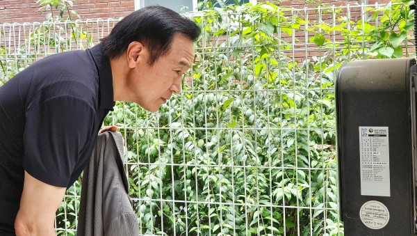 250821_임태희_교육감__“학생_안전_위해_학교_내_전기차_충전시설_설치_제외”_약속_이행_중(사진1)_2024년_8월_8일_파주_문산동초_전기차_충전시설_방문.jpg
