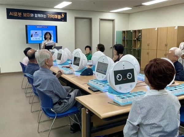 4. 용인특례시는 AI 로봇을 활용한 치매 예방 프로그램을 도입했다..jpg