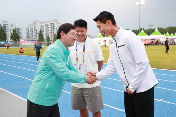 4. 이상일 시장이 지난 5월 29일 구미에서 열린 아시아육상경기선수권대회를 찾아 우상혁 선수를 격려하는 모습.jpg
