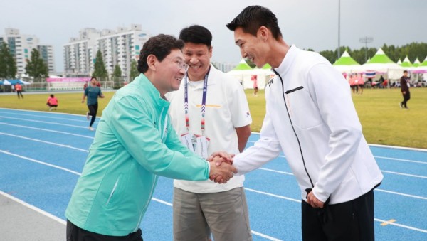 4. 이상일 시장이 지난 5월 29일 구미에서 열린 아시아육상경기선수권대회를 찾아 우상혁 선수를 격려하는 모습.jpg