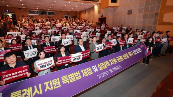 8. 22일 수지구 평생학습관 큰어울마당에서 열린 ‘특례시 지원에 관한 특별법 제정 촉구 시민결의대회’ (1).jpg