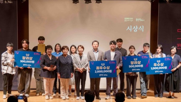 9-1. 22일 용인문화재단 이벤트홀에서 이상일 시장과 영화제 참석자들이 기념 사진을 촬영하고 있다.jpg