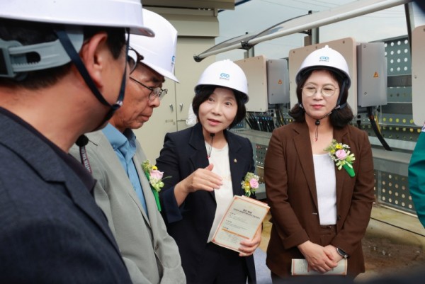 사진 1. 이윤미 용인특례시의원이 _제1호 시민참여 공공협력 햇빛발전소_에 대한 설명을 듣고 있다.jpg