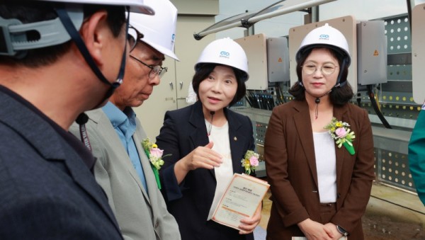 사진 1. 이윤미 용인특례시의원이 _제1호 시민참여 공공협력 햇빛발전소_에 대한 설명을 듣고 있다.jpg