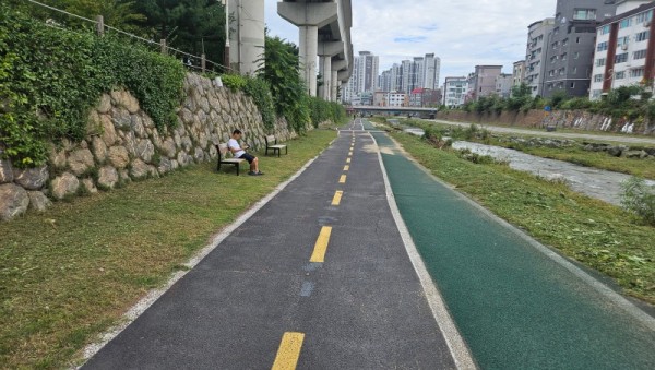 4. 용인특례시 처인구가 하천 산책로 제초작업을 마무리했다..jpg