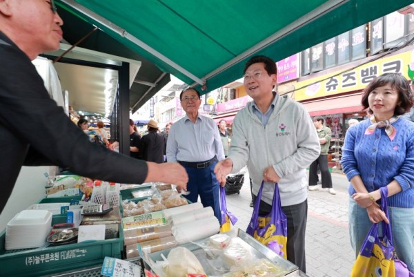 2-1. 2일 용인중앙시장에서 이상일 시장이 상인들과 추석 인사를 하고 있다.jpg