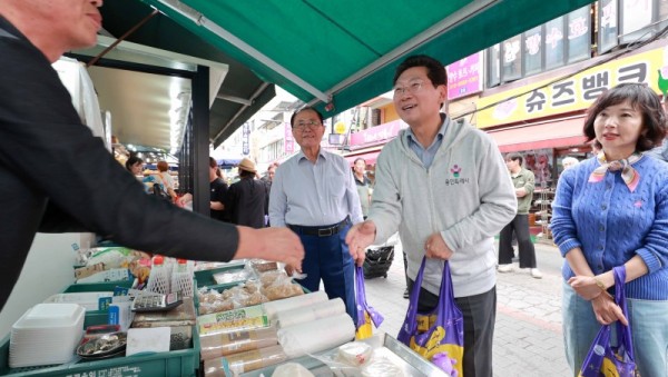 2-1. 2일 용인중앙시장에서 이상일 시장이 상인들과 추석 인사를 하고 있다.jpg