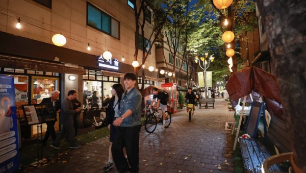 7-4. 11일 보정동 카페거리에서 보카 코지 가든 점등식이 열렸다.JPG