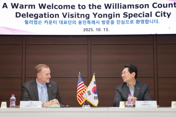 7-1. 이상일 용인특례시장(오른쪽)과 스티븐 스넬(Steven Snell)미국 텍사스주 윌리엄슨카운티장이 13일 용인특례시청 접견실에서 양 도시의 발전 방안을 논의하고 있다..JPG