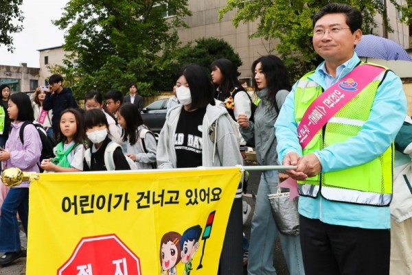 6-2. 이상일 용인특례시장은 14일 처인구 고진초를 방문해 어린이 교통지도봉사에 참여했다.jpg