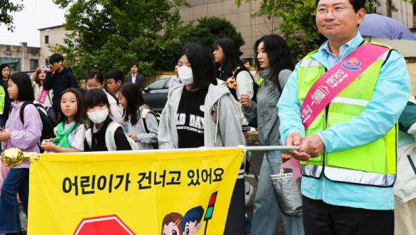 6-2. 이상일 용인특례시장은 14일 처인구 고진초를 방문해 어린이 교통지도봉사에 참여했다.jpg