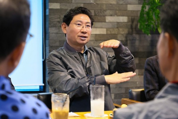 5-2. 이상일 용인특례시장은 16일 찾아가는 차담회를 열고 기흥 지역 상인들과 소통했다.jpg