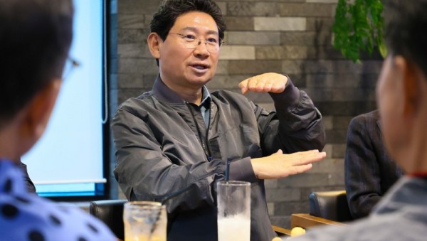 5-2. 이상일 용인특례시장은 16일 찾아가는 차담회를 열고 기흥 지역 상인들과 소통했다.jpg