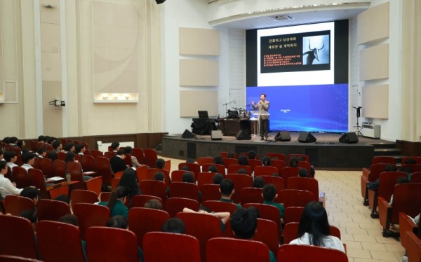 2-1. 이상일 용인특례시장은 17일 새물결기독학교 학생을 대상으로 특강을 진행했다.jpg