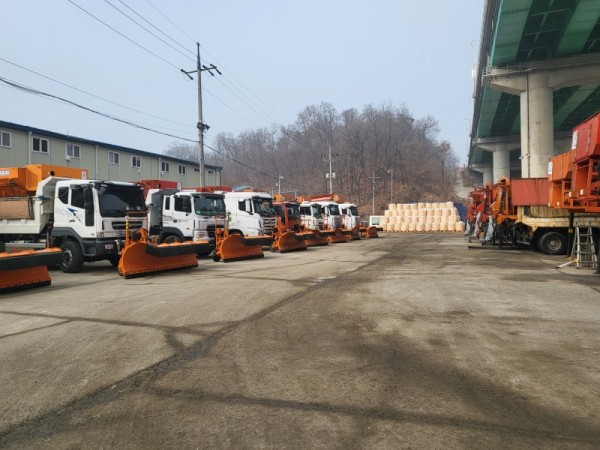 1. 용인특례시는 겨울철 대설에 대비해 선제적 제설 대책을 가동했다.jpg