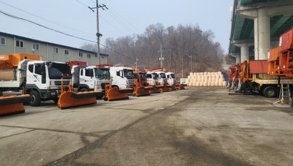 1. 용인특례시는 겨울철 대설에 대비해 선제적 제설 대책을 가동했다.jpg