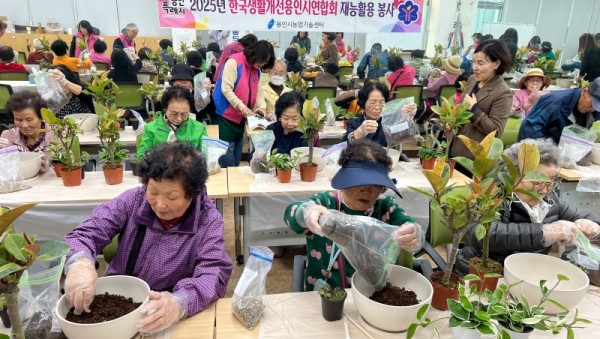 4-1. 용인특례시는 생활개선회 재능기부로 홀로어르신 대상 반려식물 모듬심기 체험 프로그램을 진행했다.jpeg