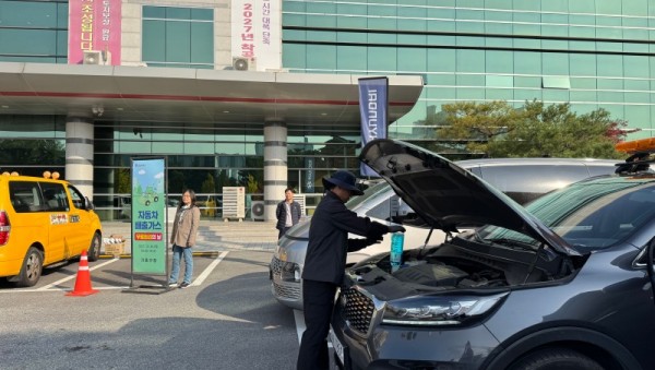 6. 용인특례시 기흥구가 자동차 배출가스 무료점검의 날을 운영했다..jpg