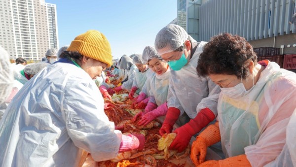 12-1. 3일 세리박with용인에서 열린 ‘2025 용인 온(溫)나눔 김장 페스티벌’ 에서 이상일 시장이 자원봉사자들과 함께 김치를 담그고 있다..JPG