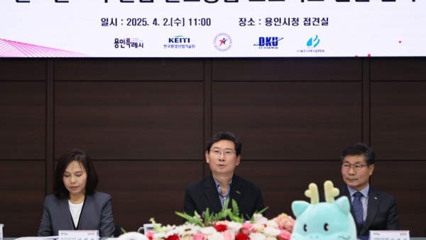 3. 용인특례시의 민관학 원팀 탄소중립 프로젝트 실천 협약식 모습.jpg