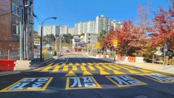 1. 용인특례시 마북동 교동마을 현대홈타운 정문 앞 우회전 전용차로 확장.jpg