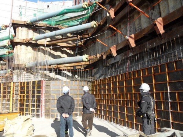 6-1. 안전관리자문단이 6일 공사 현장을 돌아보며 안전관리 실태를 점검하고 있다..JPG