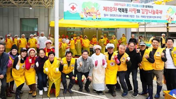 7-6. 7-1. 8일 역북동행정복지센터에서 이사일 시장이 대한적십자사 용인역삼봉사회원들과 기념사진을 촬영하고 있다.jpg