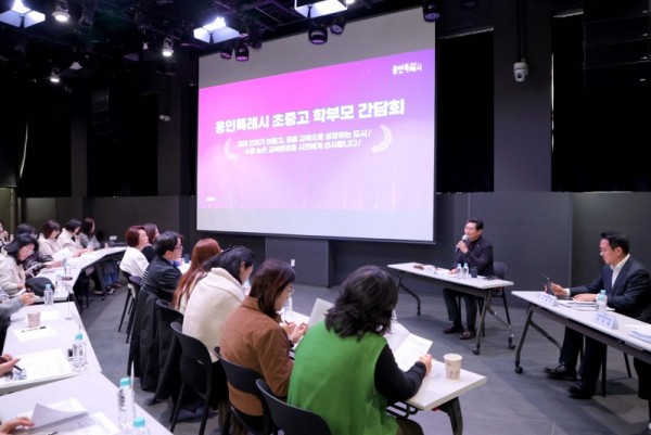 10-3. 이상일 용인특례시장이 11일 용인미디어센터에서 열린 ‘고등학교 학부모 대표와 간담회’에서 학부모들의 질문에 답하고 있다.JPG