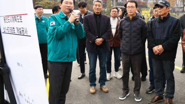 6-1. 이상일 용인특례시장은 13일 고기동 노인회관과 관음사를 잇는 도시계획도로 소1-64·68호선 개통을 앞두고 현장을 점검했다.jpg