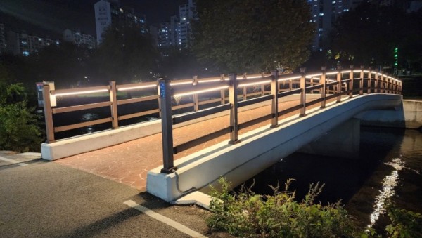 5. 용인특례시 수지구 죽전1동은 목교 제4·6인도교에 LED 경관조명을 설치했다..jpg