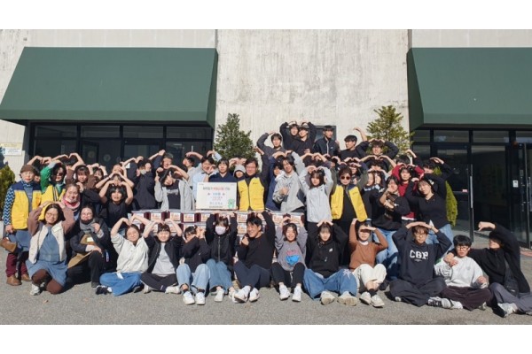 7-1. 원삼면 헌산중 학생과 학부모 14일 학교 운동장에서 