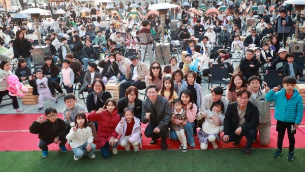 8-1. 이상일 용인특례시장이 15일 용인포은아트홀 문화광장에서 열린 ‘2025 어텀라운지 페스티벌’에 참석해 시민과 소통의 시간을 갖고 있다..jpg