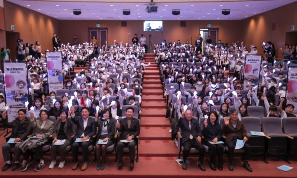 8-1. 19일 용인특례시청 에이스홀에서 노래로 기억하고 춤으로 표현하는 광복 80주년을 주제로 청소년 창작동요·무용 발표회가 열렸다..JPG