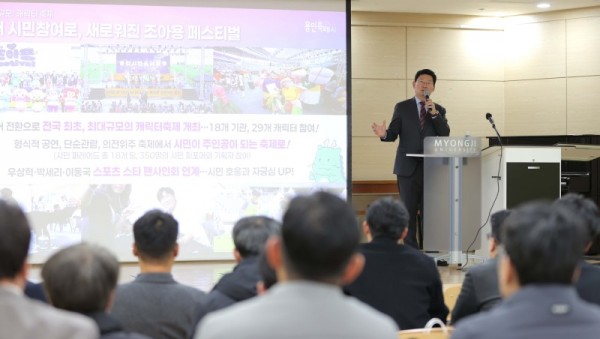 1-3. 이상일 용인특례시장은 21일 2025 제8기 용인특례시 핵심리더과정에 참석해 시 공직자를 대상으로 특별 강연을 진행했다.jpg