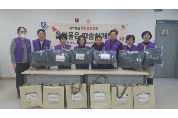 (보라동)보라동지역사회보장협의체가 취약계층을 위한 제철 과일과 방한용품을 전달했다..jpg