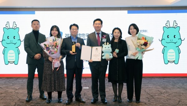 6-2. 25일 열린 ‘2025 대한민국 캐릭터 어워즈’에서 용인특례시의 대표 캐릭터 ‘조아용’이 대상을 수상했다.jpg