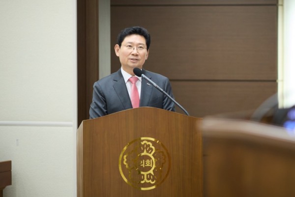 3. 26일 용인특례시의회에서 이상일 시장이 시정질문에 답변하고 있다 (1).jpg