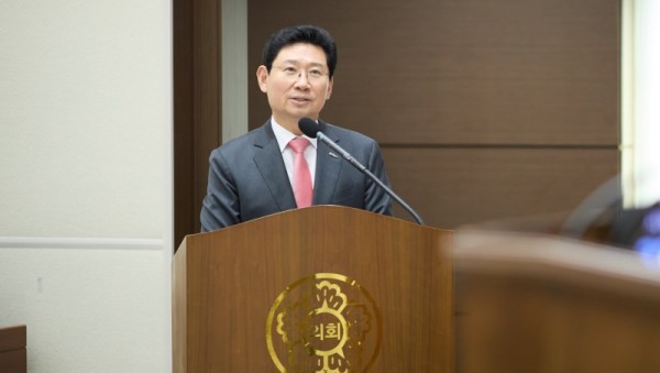 3. 26일 용인특례시의회에서 이상일 시장이 시정질문에 답변하고 있다 (1).jpg