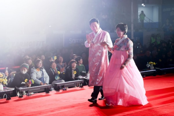 4-3. 26일 용인실내체육관에서 처인노인복지관 개관 20주년 기념 시니어패션쇼가 열렸다.jpg