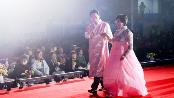 4-3. 26일 용인실내체육관에서 처인노인복지관 개관 20주년 기념 시니어패션쇼가 열렸다.jpg