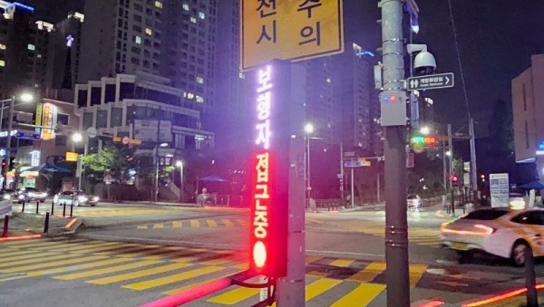 4-1. 수지구 성서초 인근 AI기반 보행자 안전시스템 설치.jpg