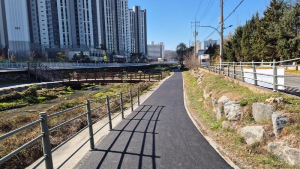 4. 용인특례시 처인구 금어천 자전거·보행자 겸용도로 정비 완료.jpg