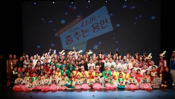 5-1. 이상일 용인특례시장이 6일 용인시평생학습관 큰어울마당에서 열린 ‘용인시무용아카데미 작품발표회’에서 수강생들과 기념사진 촬영을 하고 있다..jpg