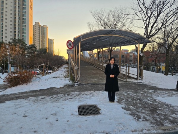 사진 1. 신현녀 용인특례시의원이 지난 폭설 이후 동백지역 육교 현장을 방문해 캐토피 마감 상태와 보행 안전 조치 등을 꼼꼼히 점검하고~.jpg