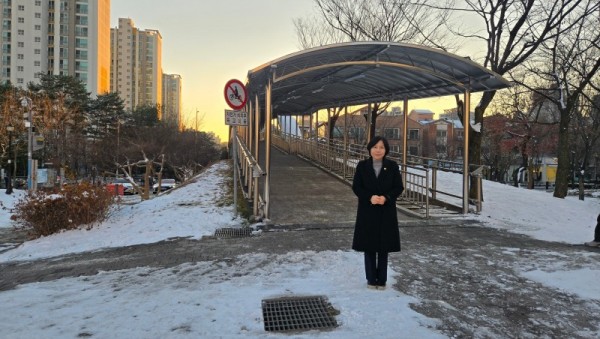 사진 1. 신현녀 용인특례시의원이 지난 폭설 이후 동백지역 육교 현장을 방문해 캐토피 마감 상태와 보행 안전 조치 등을 꼼꼼히 점검하고~.jpg