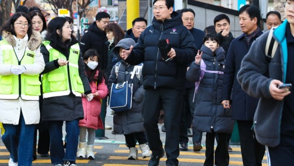 3-1. 9일 오전 대지초에서 이상일 시장이 통학로를 점검하고 있다 (1).jpg