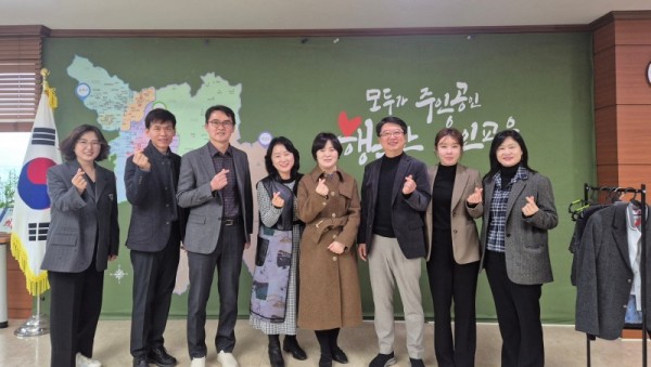 (20251211) 용인교육지원청 보도자료(교복을 물려주면 예쁜 새 우산으로 바꿔드려요 용인교육지원청, 교복 물려주기 사업으로 「기흥1중」 전출 예정 신입생 지원) 사진.jpg