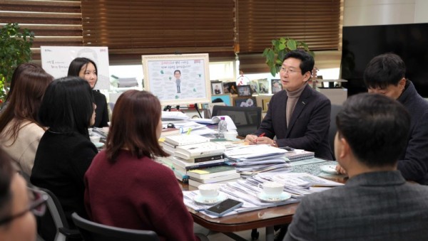 8-2. 이상일 용인특례시장은 15일 시장실에서 기흥역세권에 거주하는 시민들과 만나 교육 현안을 논의했다..jpg