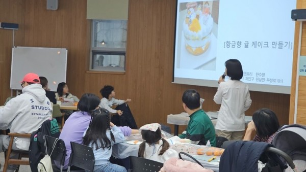 4. 지난 13~14일 용인농촌테마파크에서 농산물을 활용한 케이크 만들기 체험행사가 진행됐다.jpg