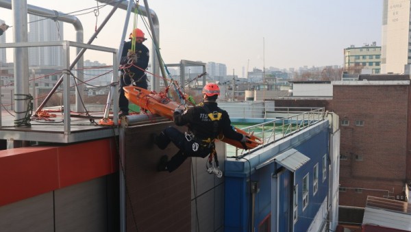 관련 사진(구조대상자를 좁은 통로를 통과해 구조하는 훈련)(3).JPG